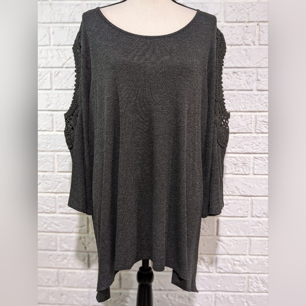 NWT Avenue Gray Plus Size 22/24 Gray Crochet Cold Shoulder Cut Out Top Shirt New